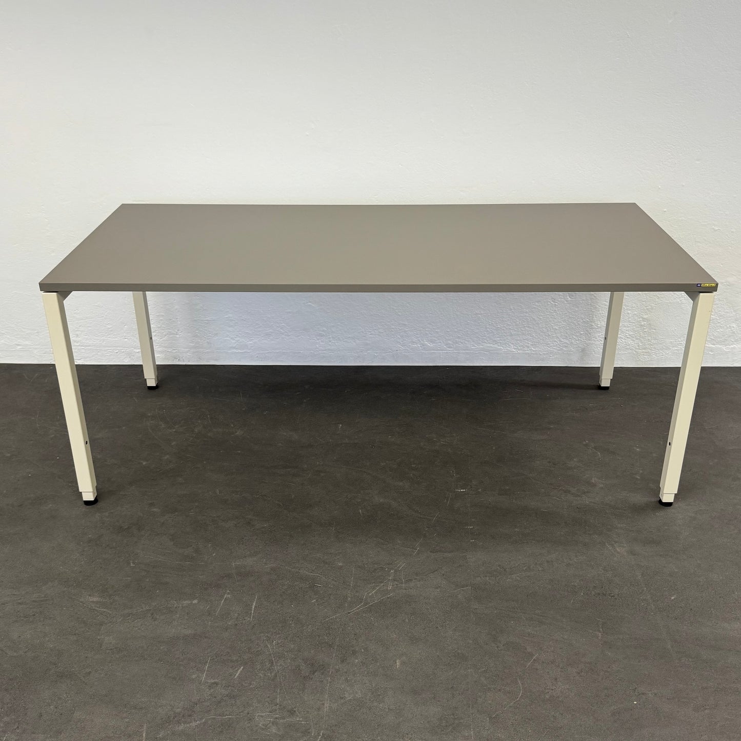 Lista Office Motion Schreibtisch mit Spanplatte Cubanitgrau