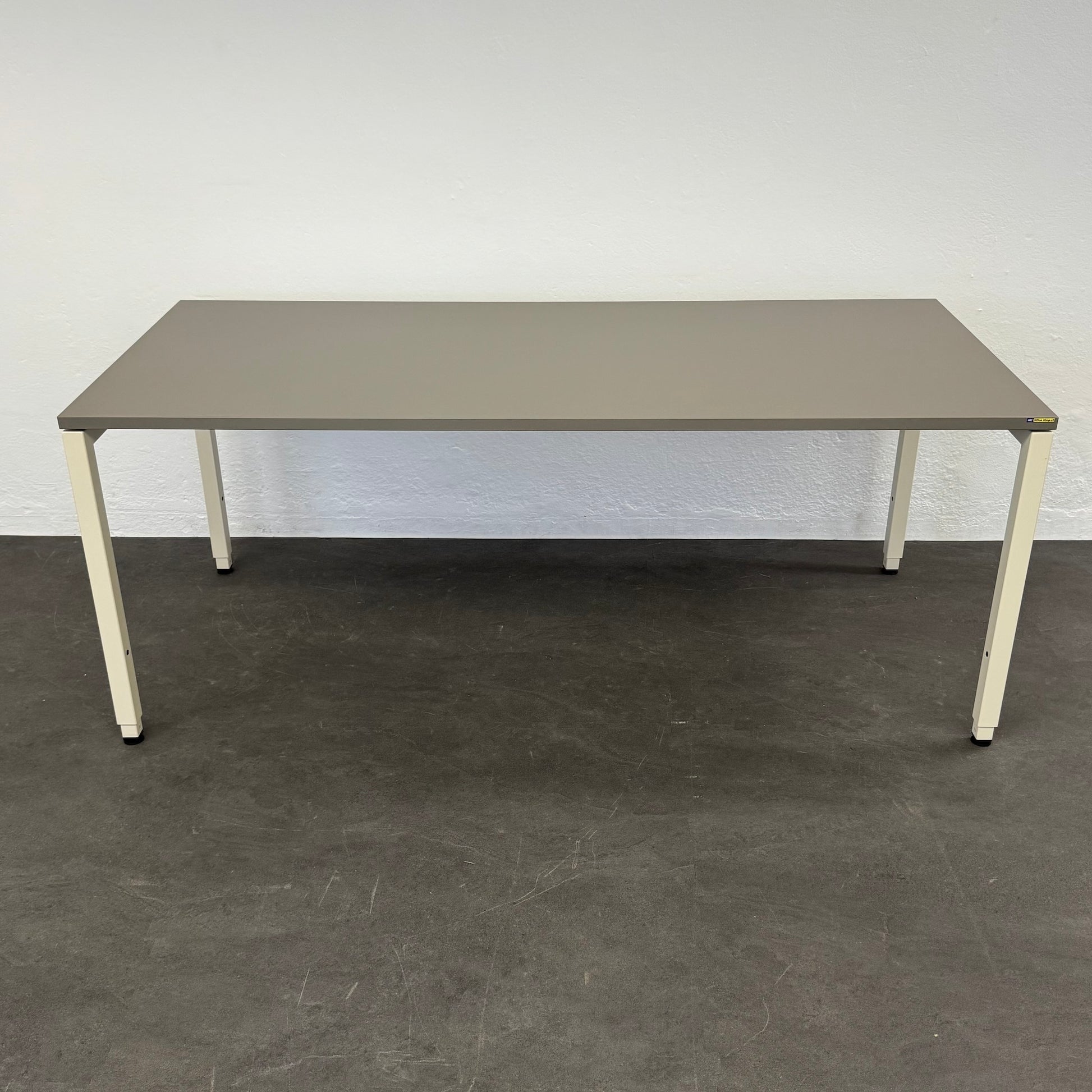 Lista Office Motion Schreibtisch mit Spanplatte Cubanitgrau