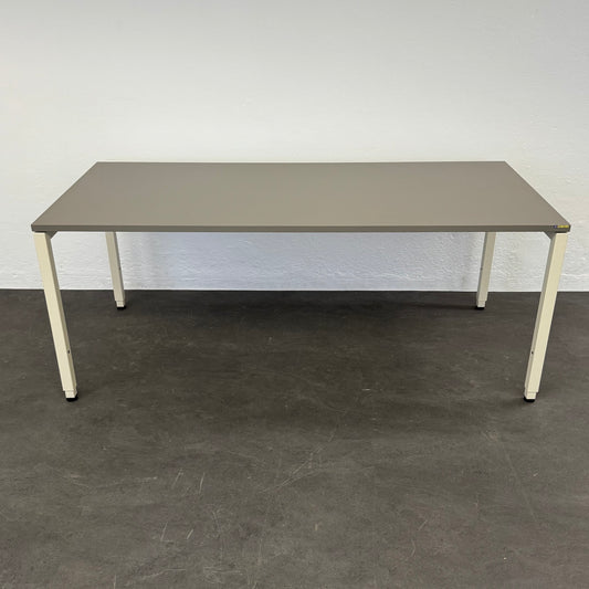 Lista Office Motion Schreibtisch mit Spanplatte Cubanitgrau