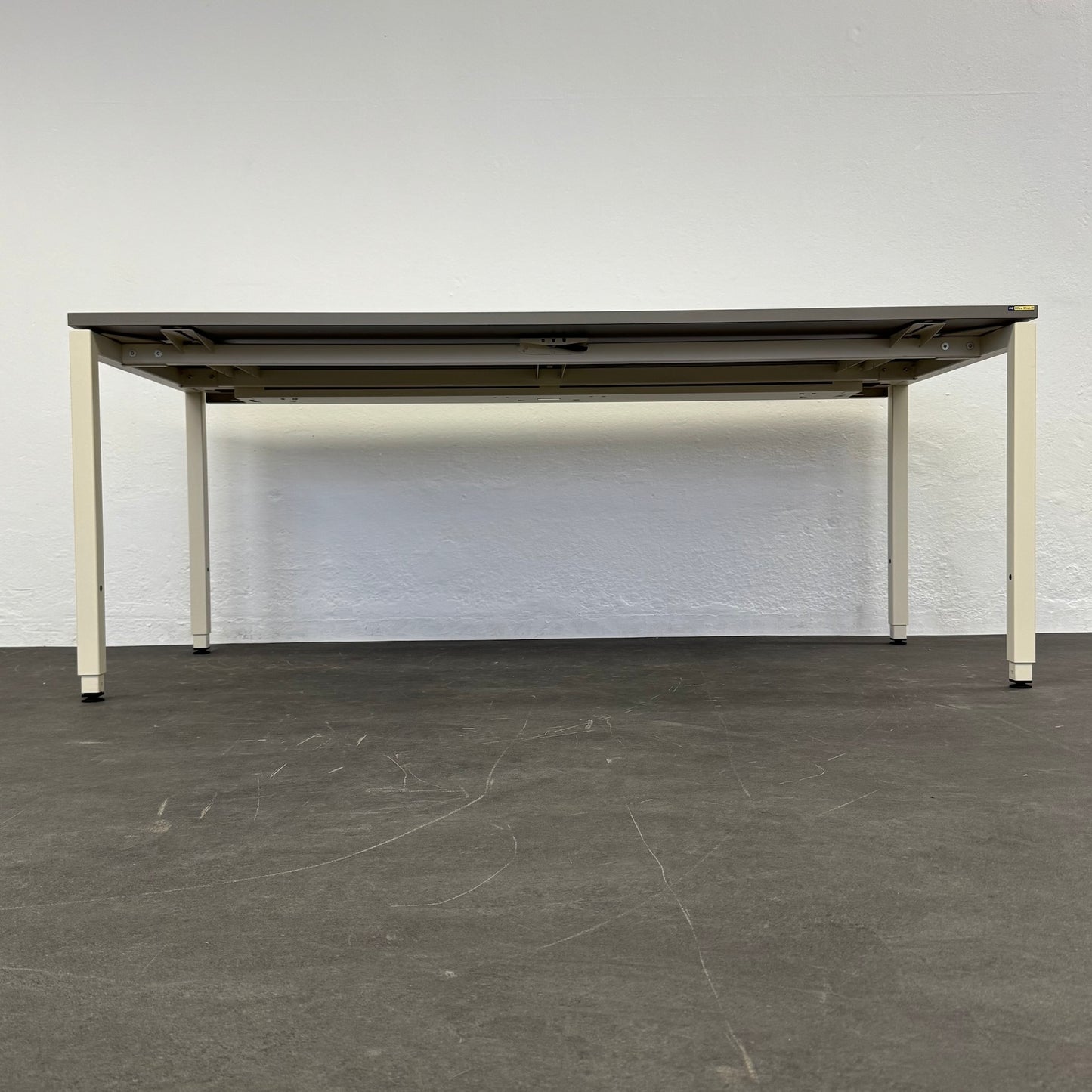 Lista Office Motion Schreibtisch Ansicht von unten