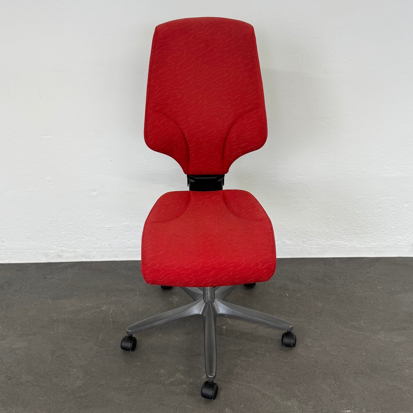 Giroflex G64 Bürodrehstuhl mit Stoffbezug Rot gemustert