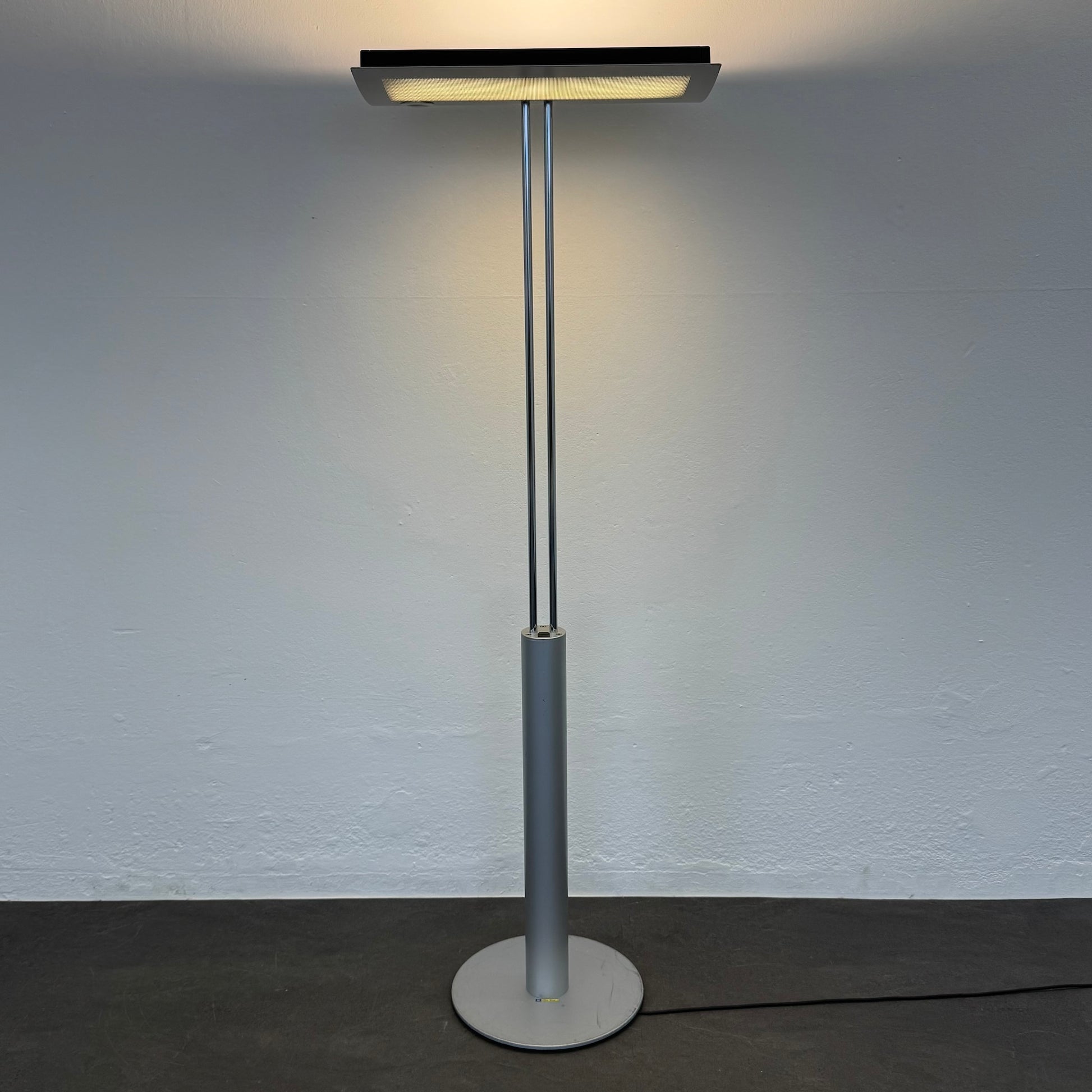Regent Pro Smart Stehleuchte in Silbergrau