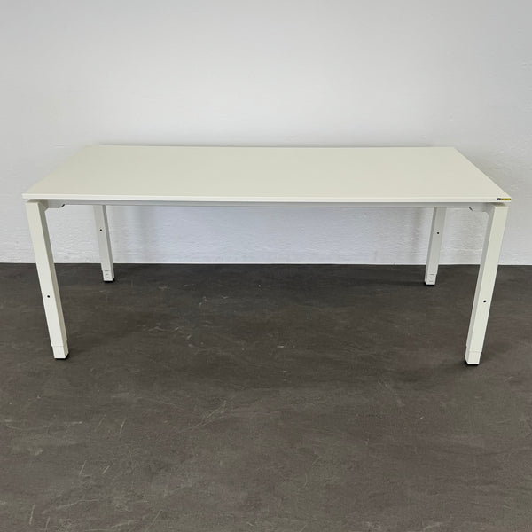 Ergodata Line Desk Schreibtisch 1800x800 mm Weiss Gebrauchsspuren an der Tischkante
