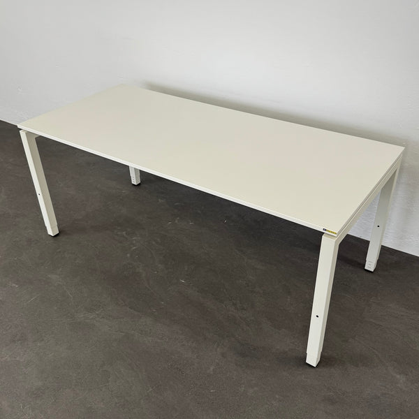 Ergodata Line Desk Schreibtisch 1800x800 mm Weiss Gebrauchsspuren an der Tischkante