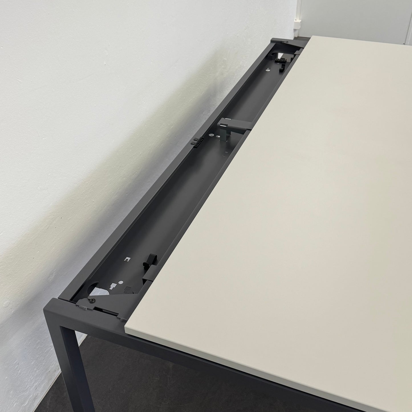 Lista Office LO Motion Schreibtisch Detailfoto Kabelkanal - 6038733