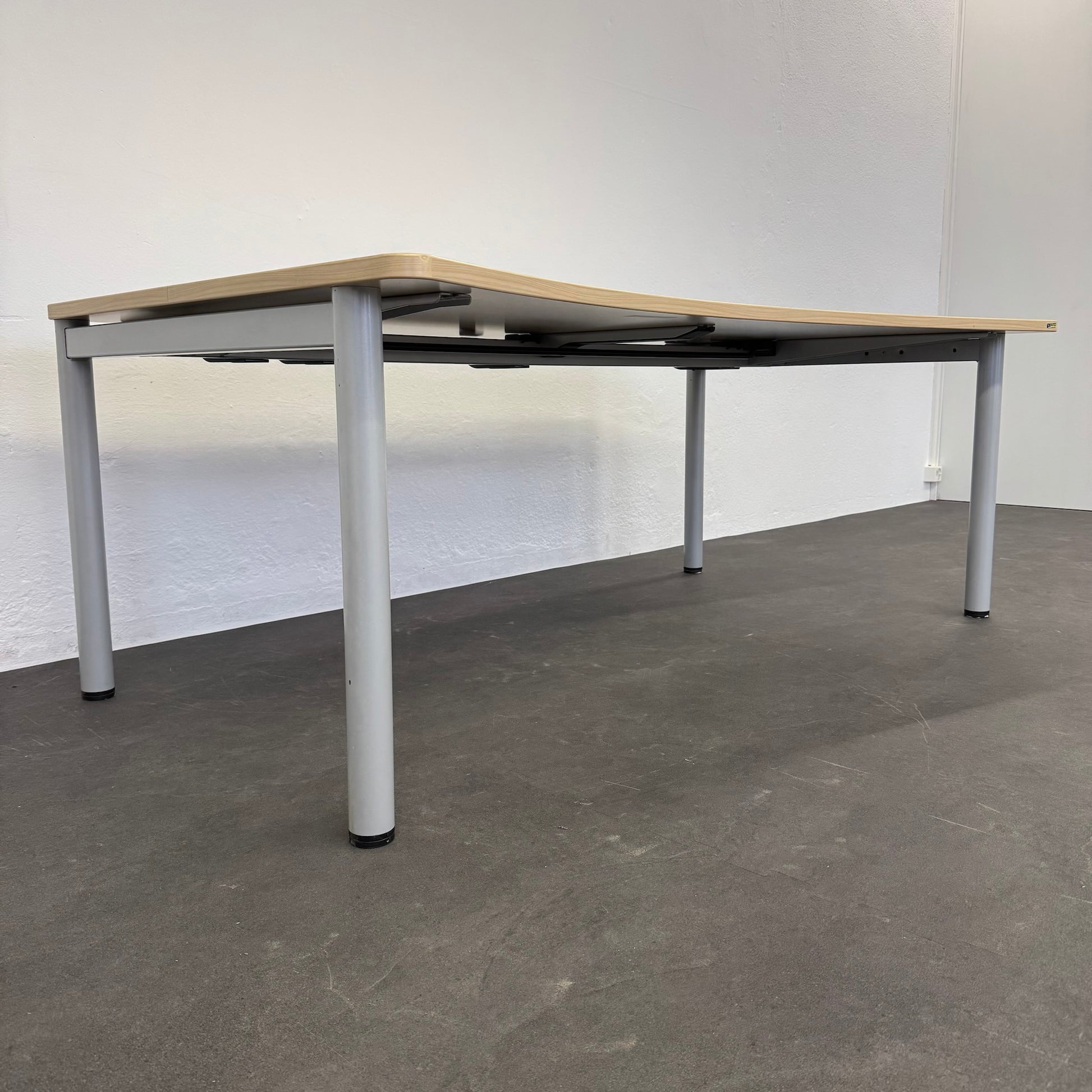 Steelcase Frisco Schreibtisch Cosinus seitliche Ansicht