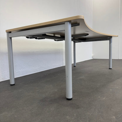 Steelcase Frisco Schreibtisch Cosinus Detailfoto Kabelführung
