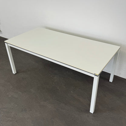 Office Line Basic Schreibtisch mit weissem Gestell