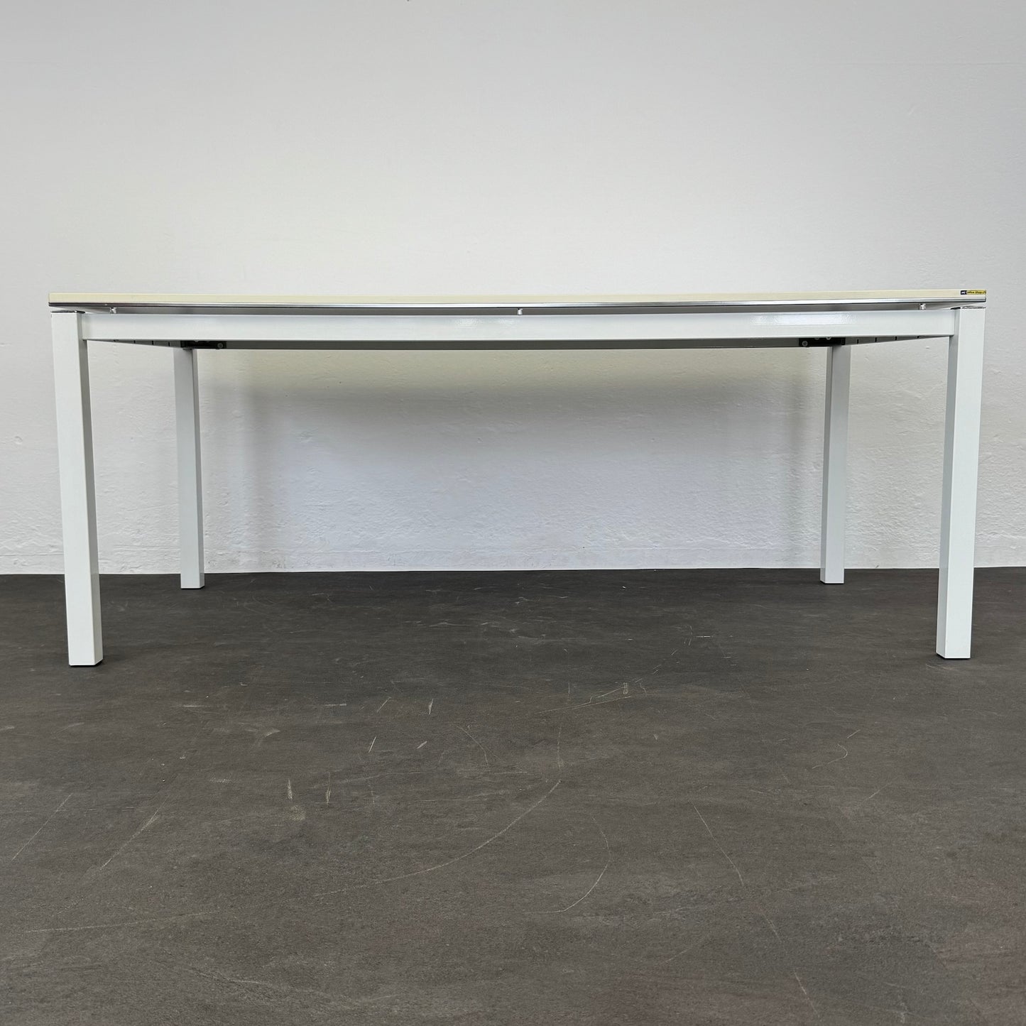 Office Line Basic Schreibtisch Ansicht von unten