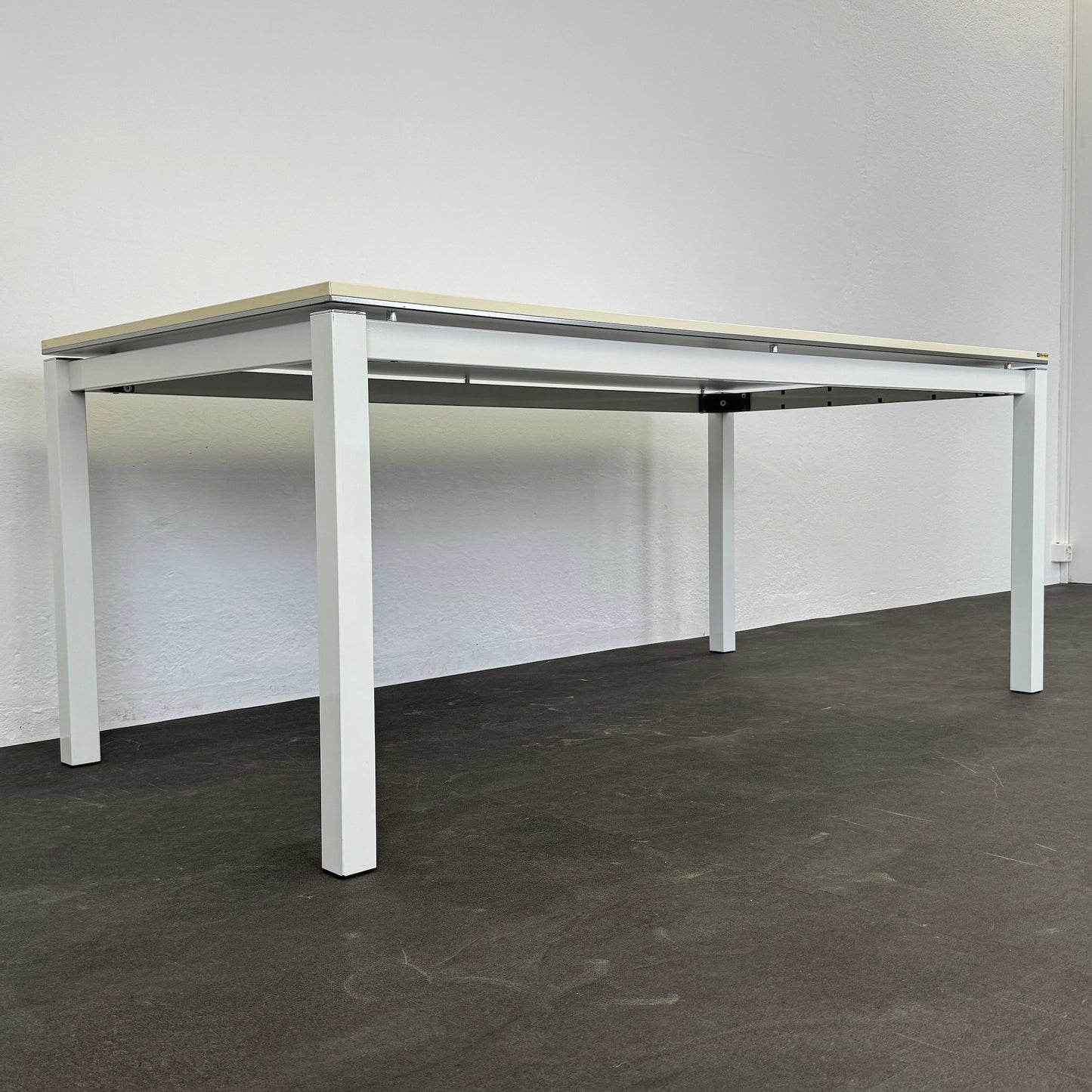 Office Line Basic Schreibtisch seitliche Ansicht von unten