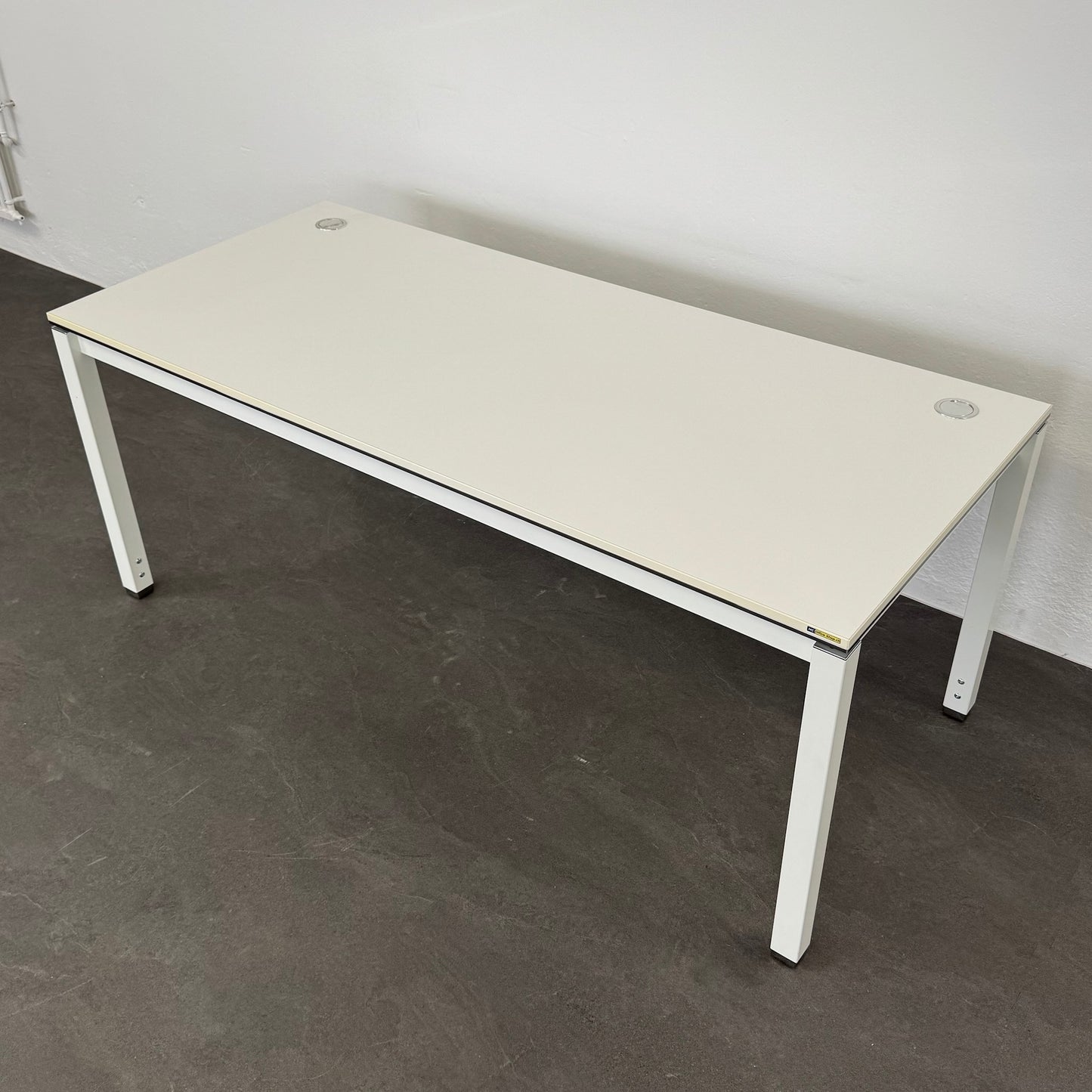 Office Line Mechanic Schreibtisch mit weissem Gestell