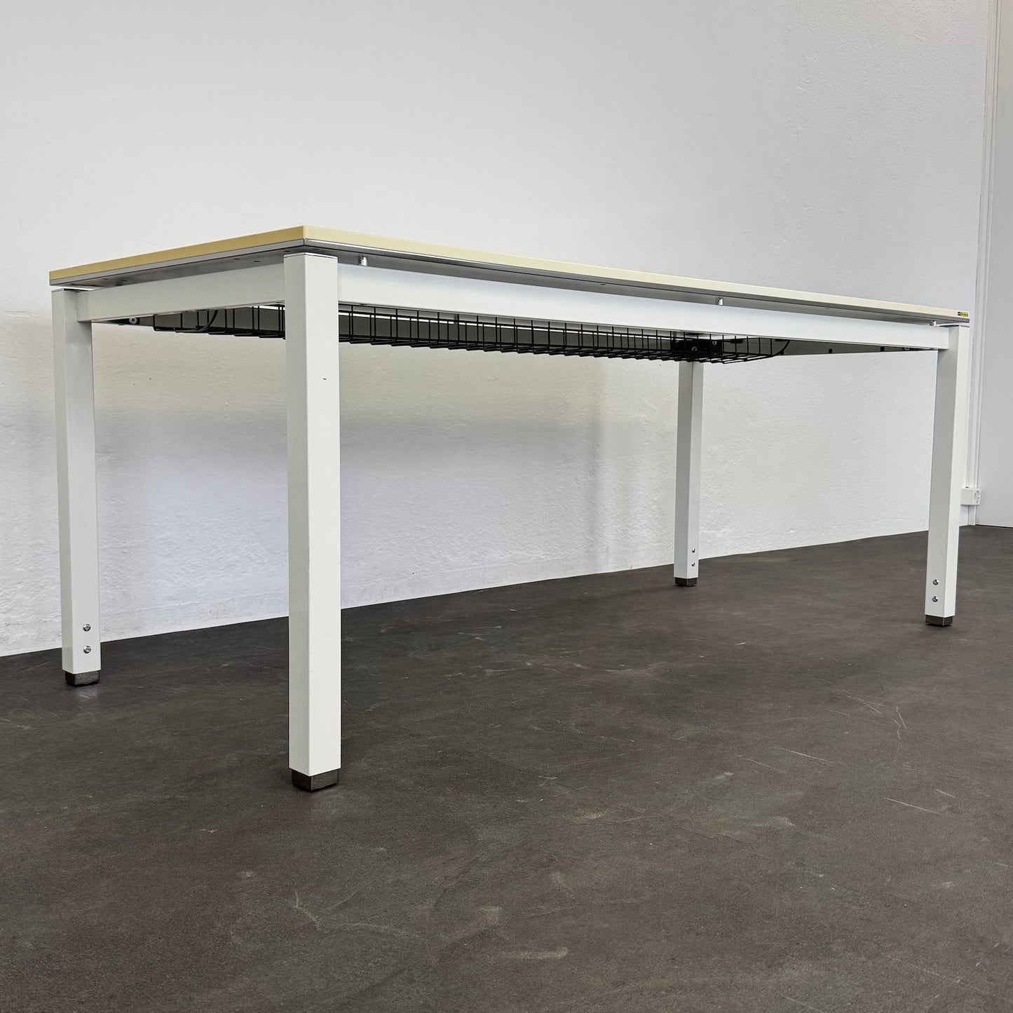 Office Line Mechanic Schreibtisch seitliche Ansicht von unten