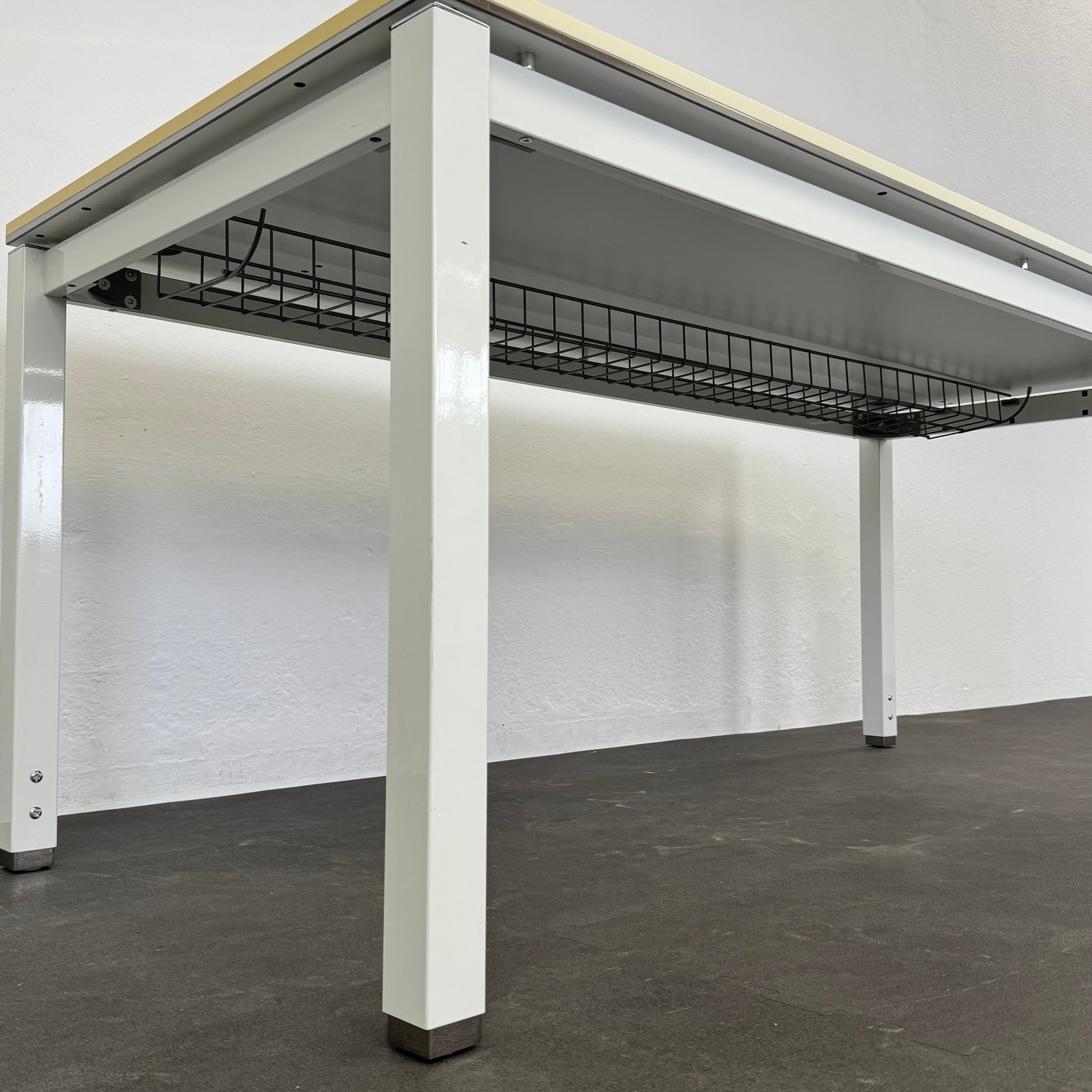 Office Line Mechanic Schreibtisch Kabelkanal als Gitterrost
