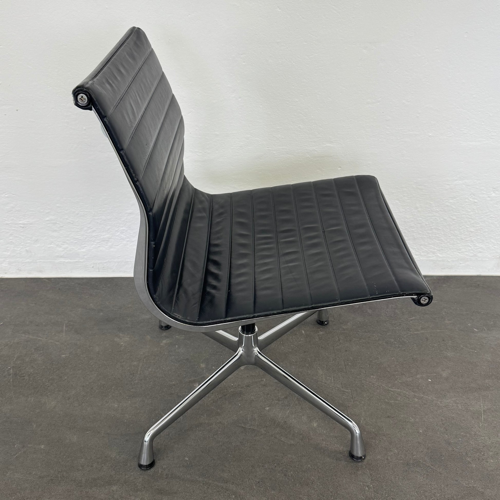 Vitra Eames Alu Chair EA106 mit Gestell Chrom glanz - 6038761