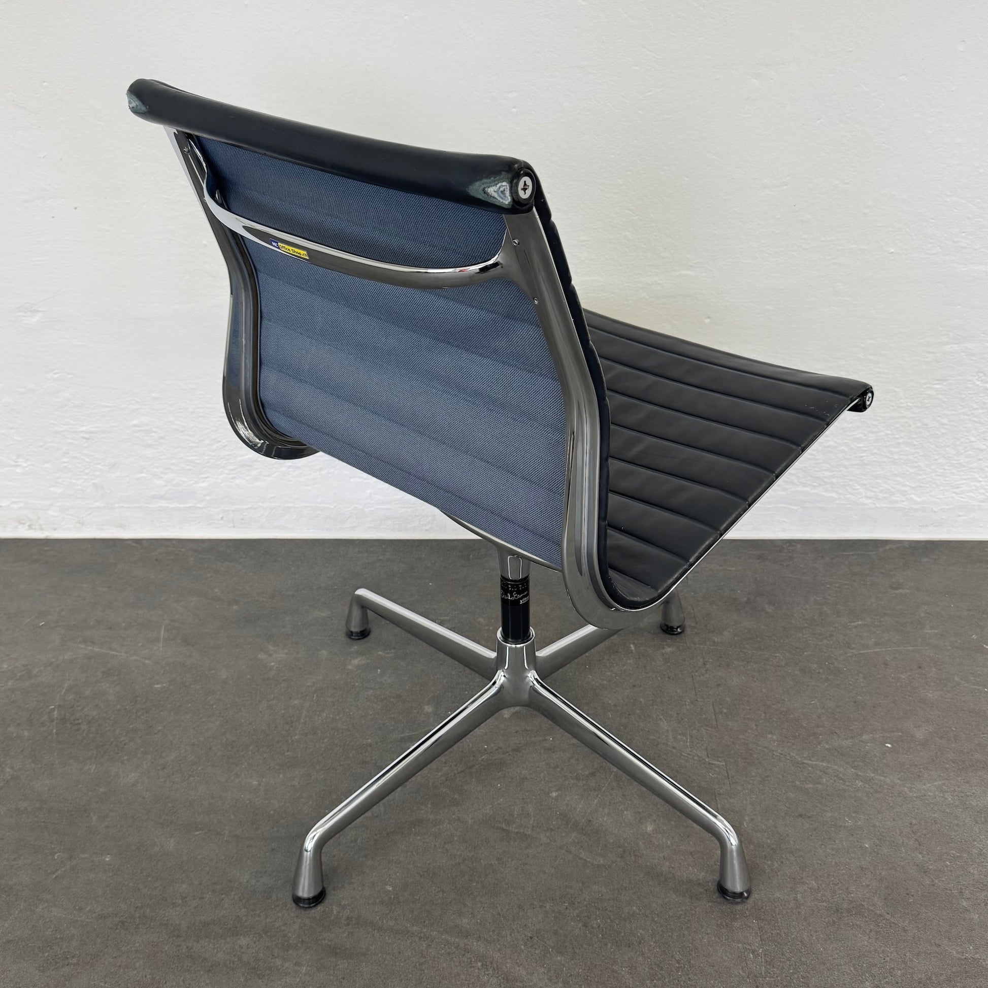Vitra Eames Alu Chair EA106 mit leichtenGebrauchsspuren - 6038761