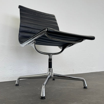 Vitra Eames Alu Chair EA106 Ansicht von unten links - 6038761