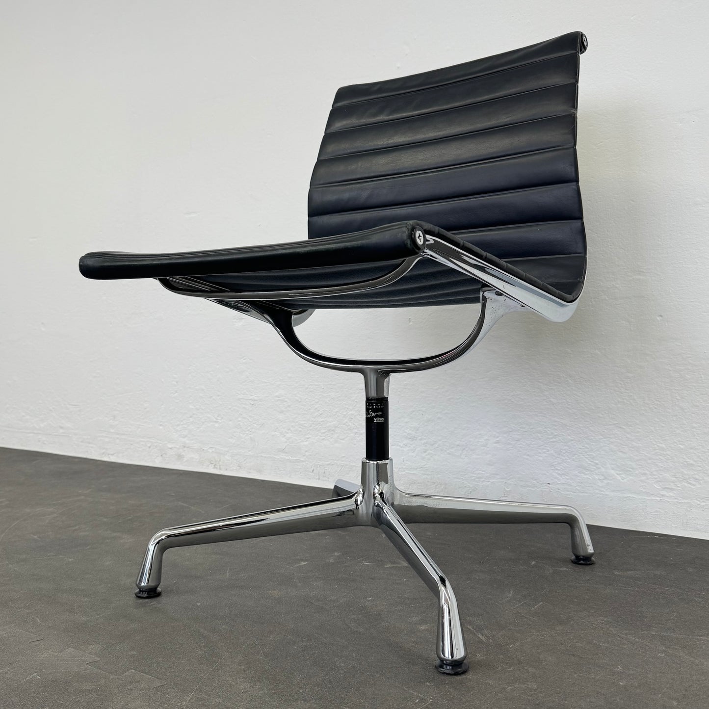 Vitra Eames Alu Chair EA106 Ansicht von unten rechts - 6038761
