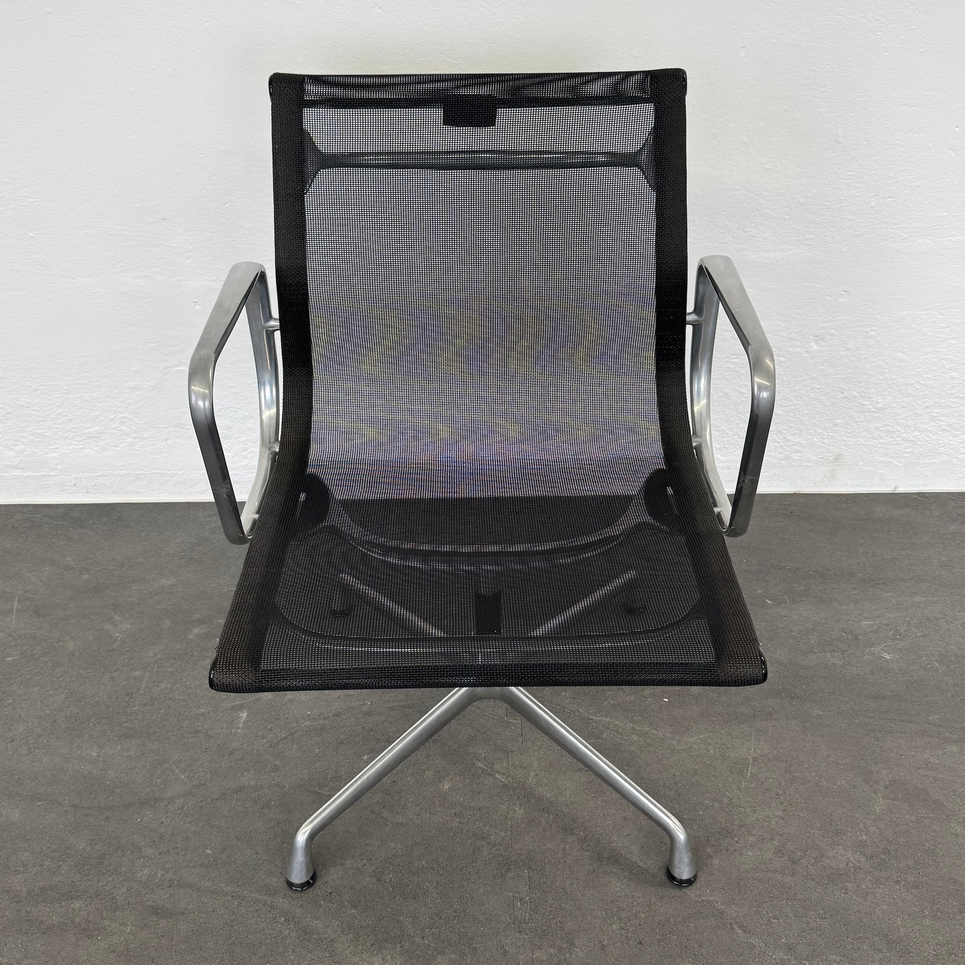 Vitra Eames Alu Chair EA107 Netzbezug Schwarz - 6038762