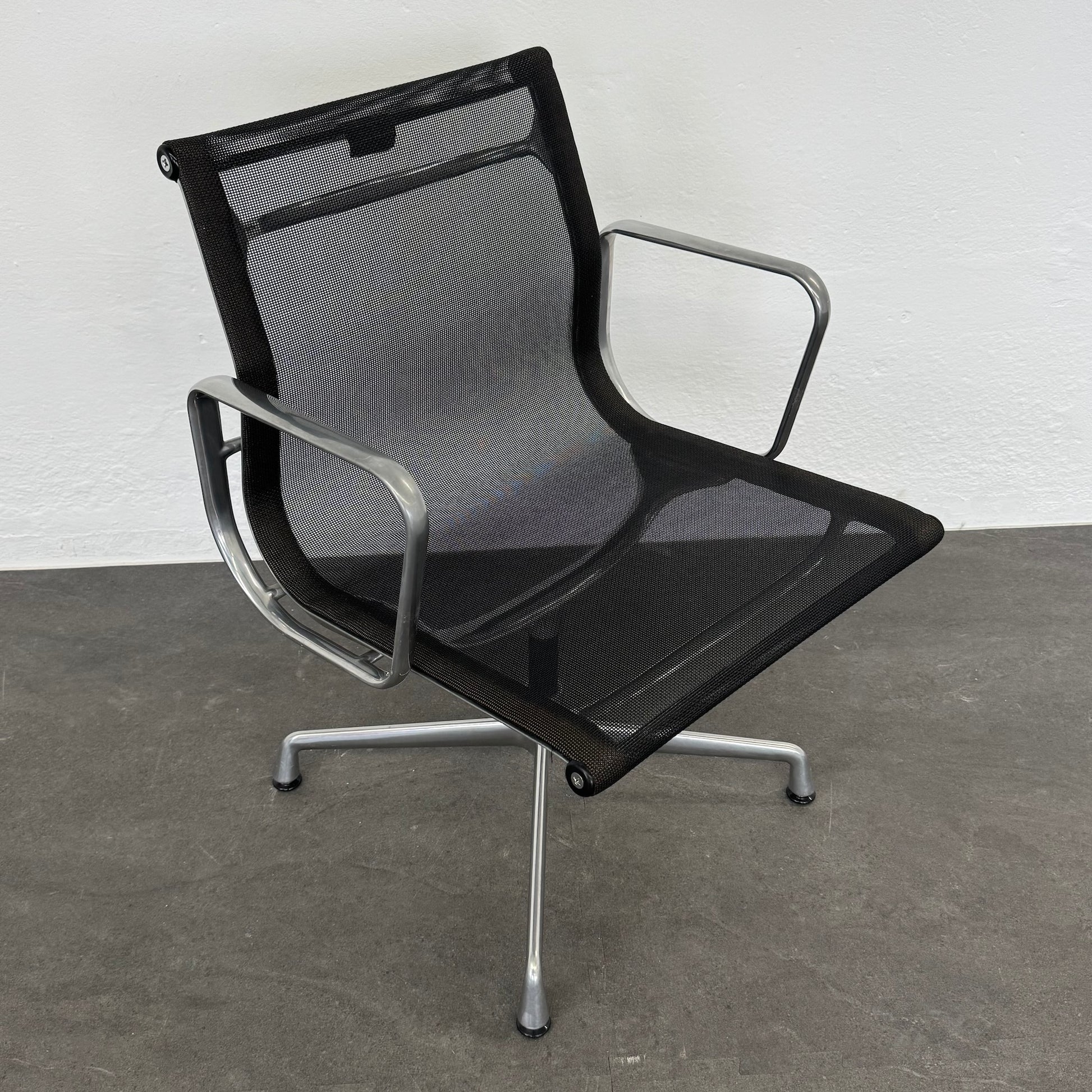Vitra Eames Alu Chair EA107 Netz mit Armlehnen - 6038762