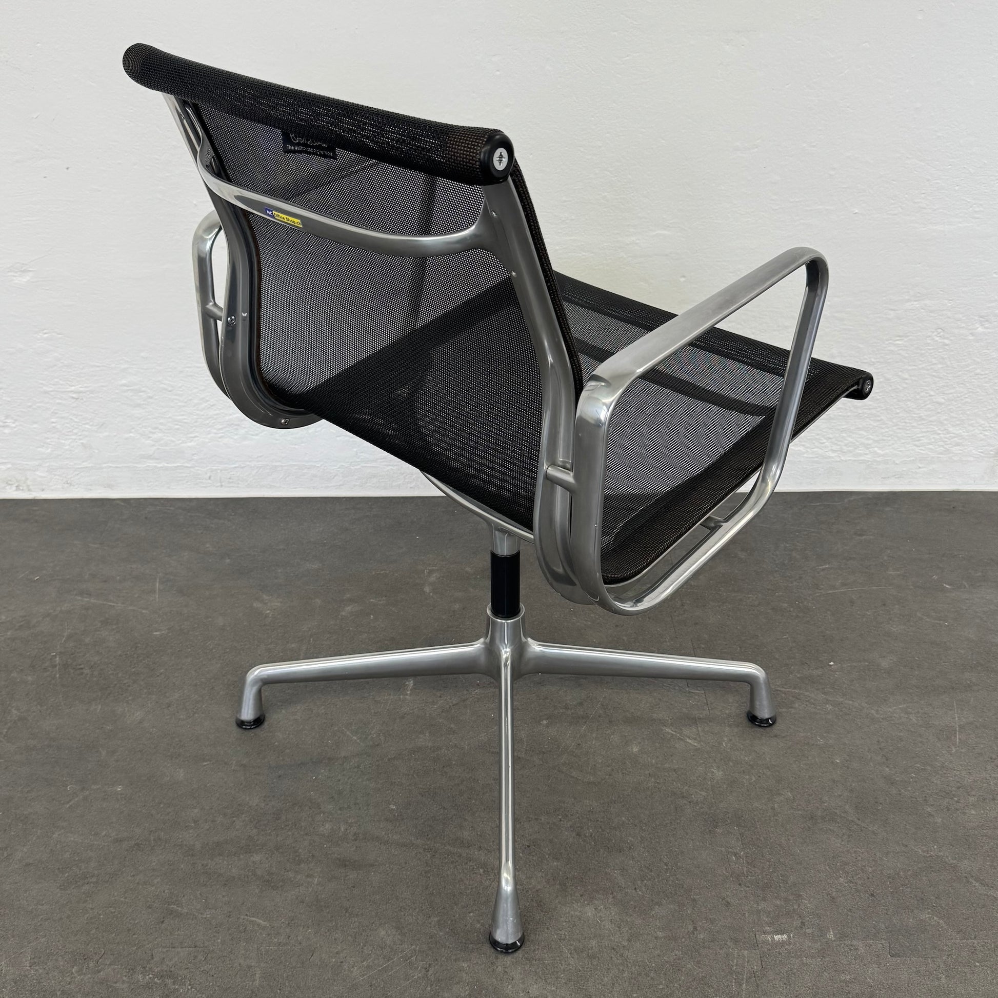 Vitra Eames Alu Chair EA107 Netz Leichte Patina - 6038762