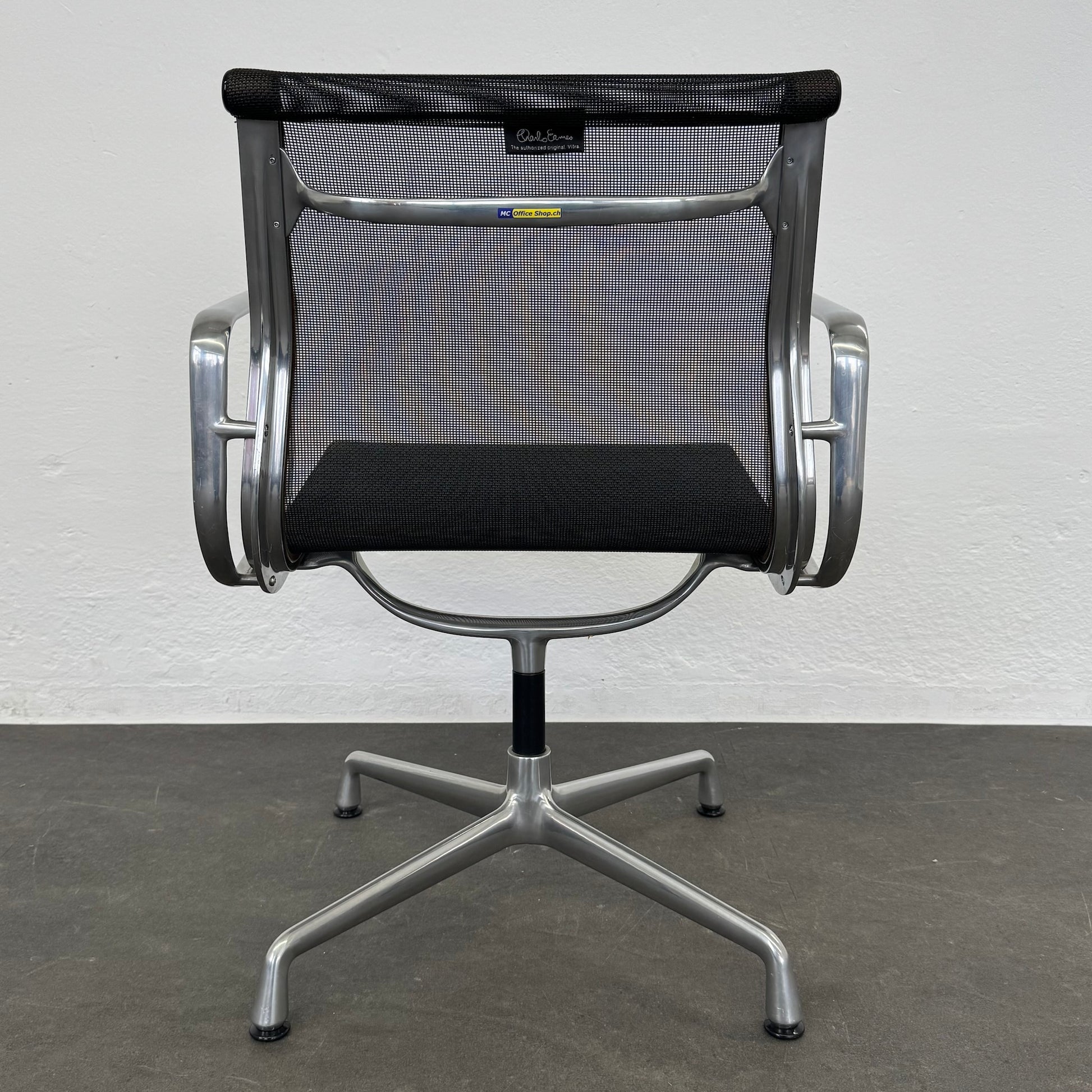 Vitra Eames Alu Chair EA107 Netzt Ansicht von hinten - 6038762