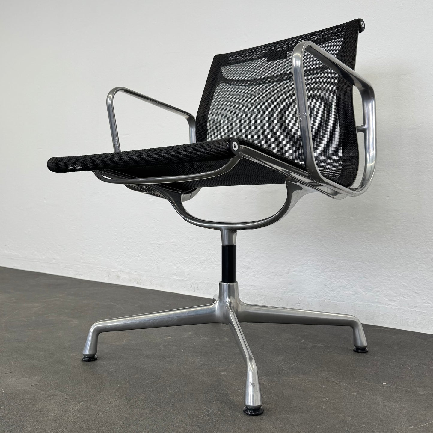 Vitra Eames Alu Chair EA107 Netz Ansicht von unten rechts - 6038762