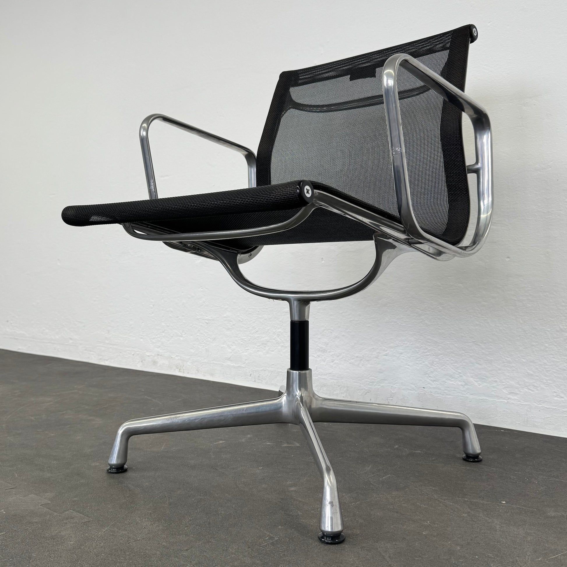 Vitra Eames Alu Chair EA107 Netz Ansicht von unten rechts - 6038762