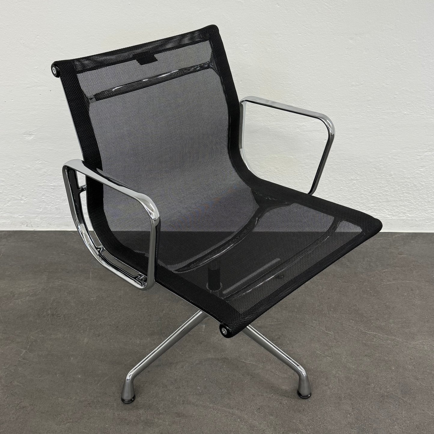 Vitra Eames Alu Chair EA108 Netz mit Armlehnen - 6038768