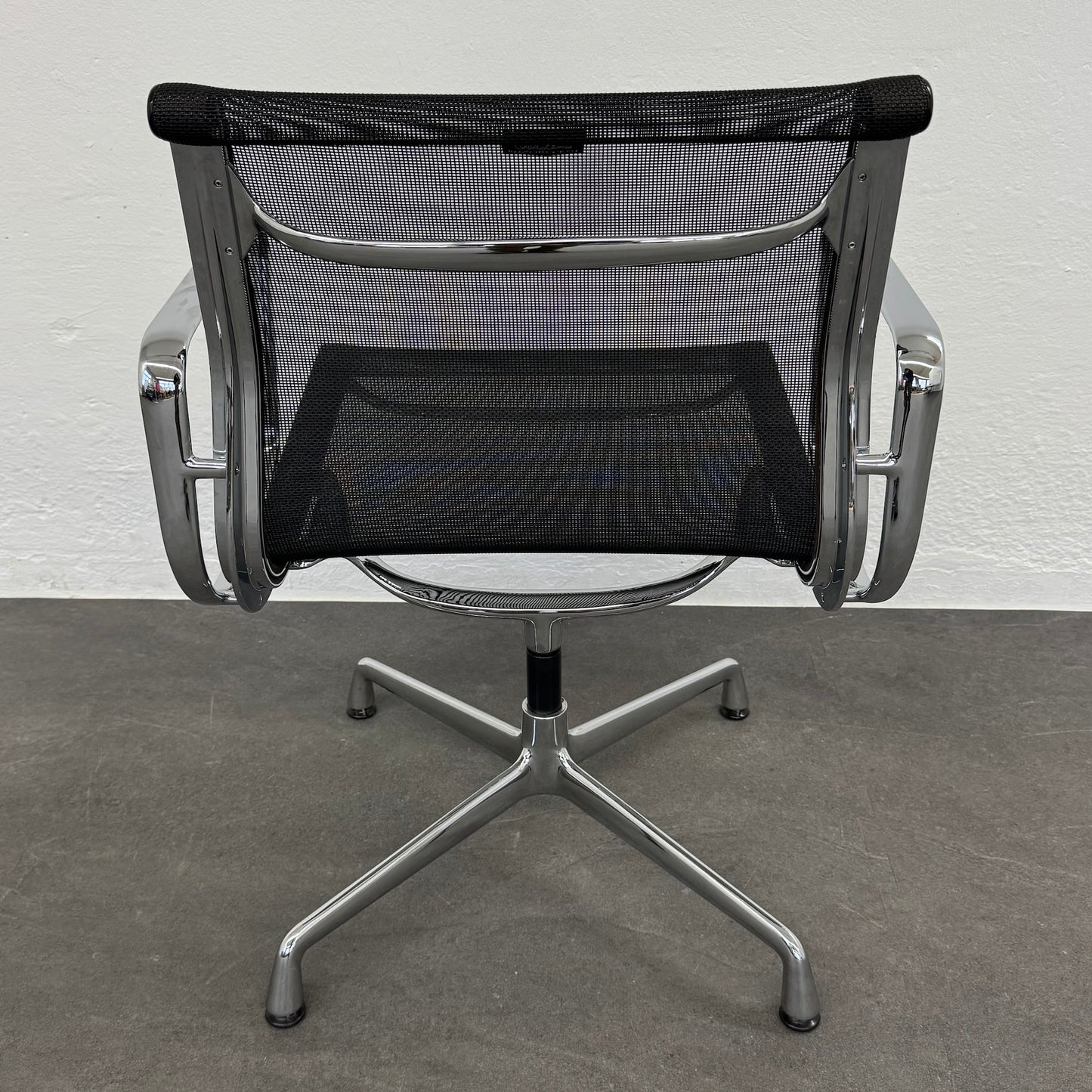 Vitra Eames Alu Chair EA108 Netzt Ansicht von hinten - 6038768