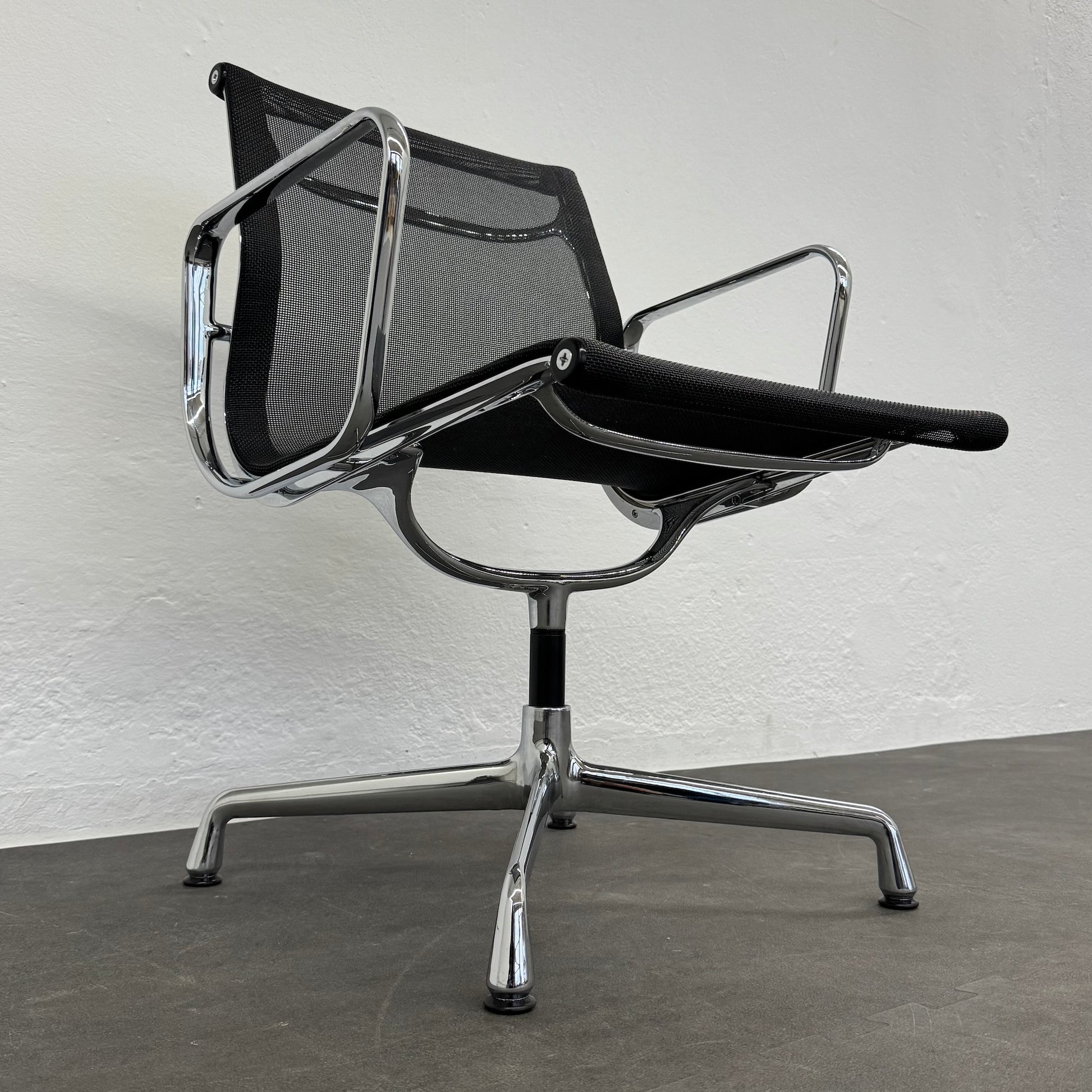 Vitra Eames Alu Chair EA108 Netz Ansicht von unten links - 6038768