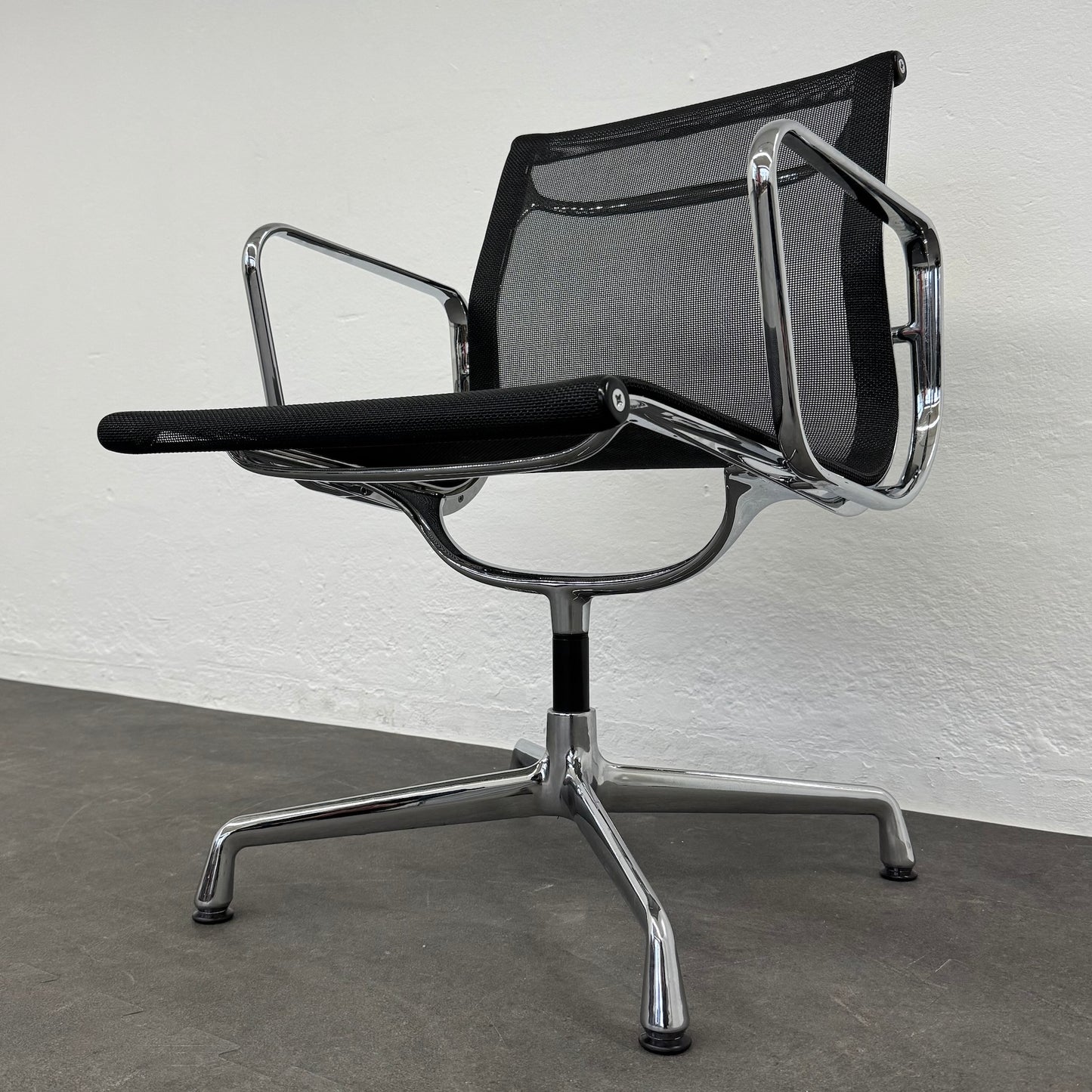 Vitra Eames Alu Chair EA108 Netz Ansicht von unten rechts - 6038768