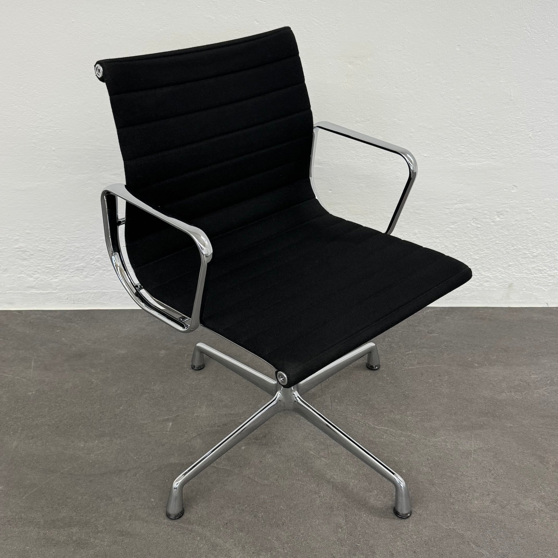 Vitra Eames Alu Chair EA104 Hopsakbezug mit Armlehnen - 6038769