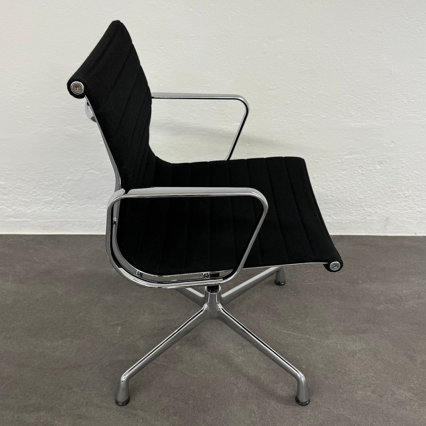 Vitra Eames Alu Chair EA104 Hopsakbezug mit Gestell Chrom glanz - 6038769