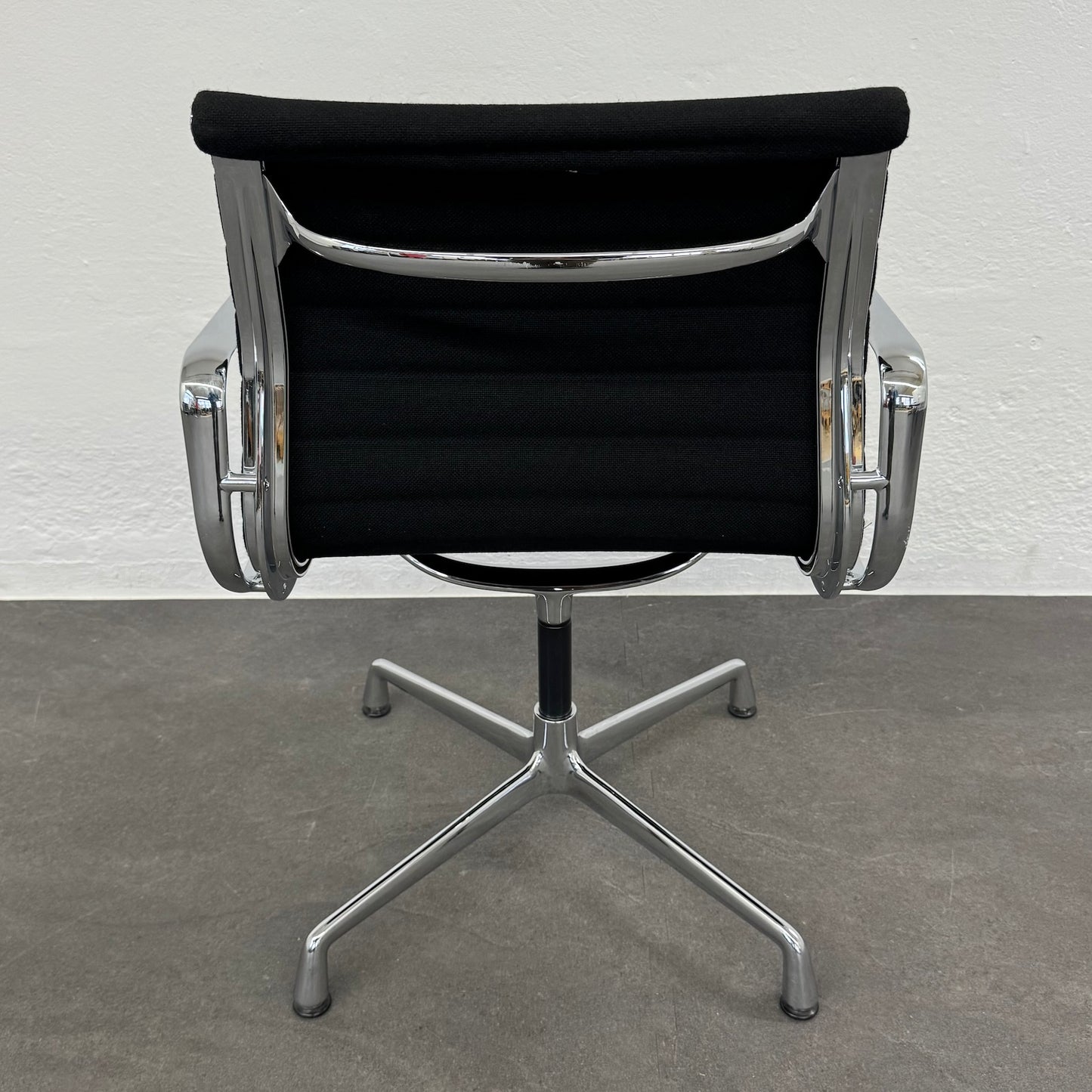 Vitra Eames Alu Chair EA104 Hopsakbezug Ansicht von hinten - 6038769