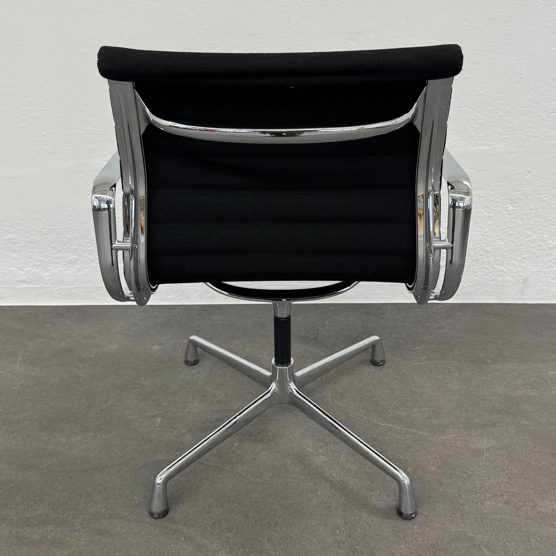 Vitra Eames Alu Chair EA104 Hopsakbezug Ansicht von hinten - 6038769