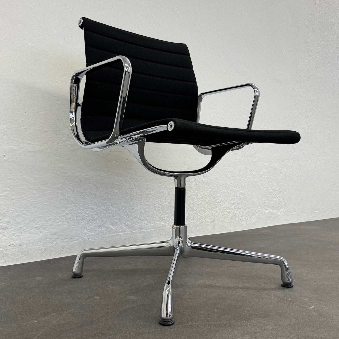 Vitra Eames Alu Chair EA104 Hopsakbezug Ansicht von unten links - 6038769
