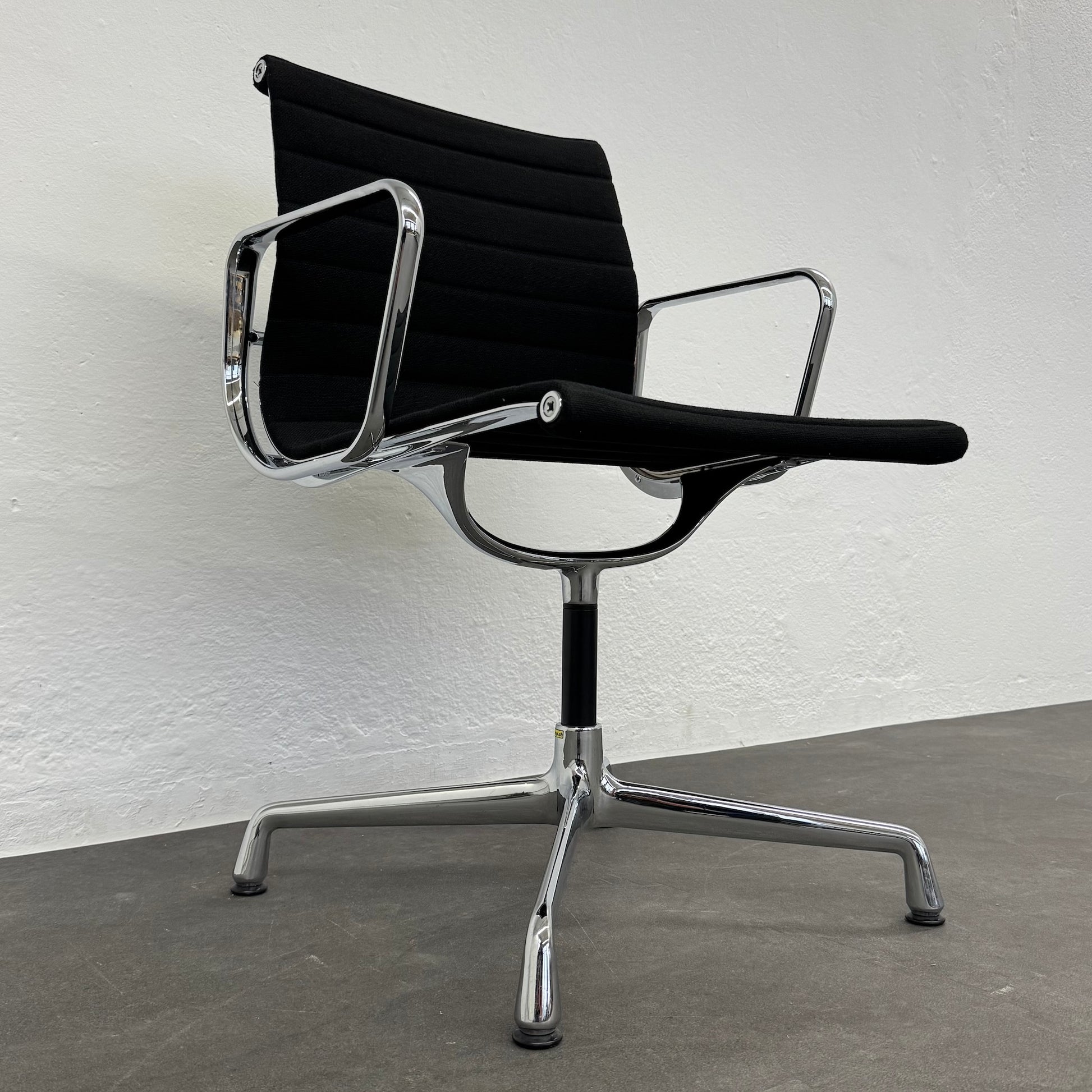 Vitra Eames Alu Chair EA104 Hopsakbezug Ansicht von unten links - 6038769