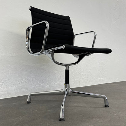 Vitra Eames Alu Chair EA104 Hopsakbezug Ansicht von unten links - 6038769