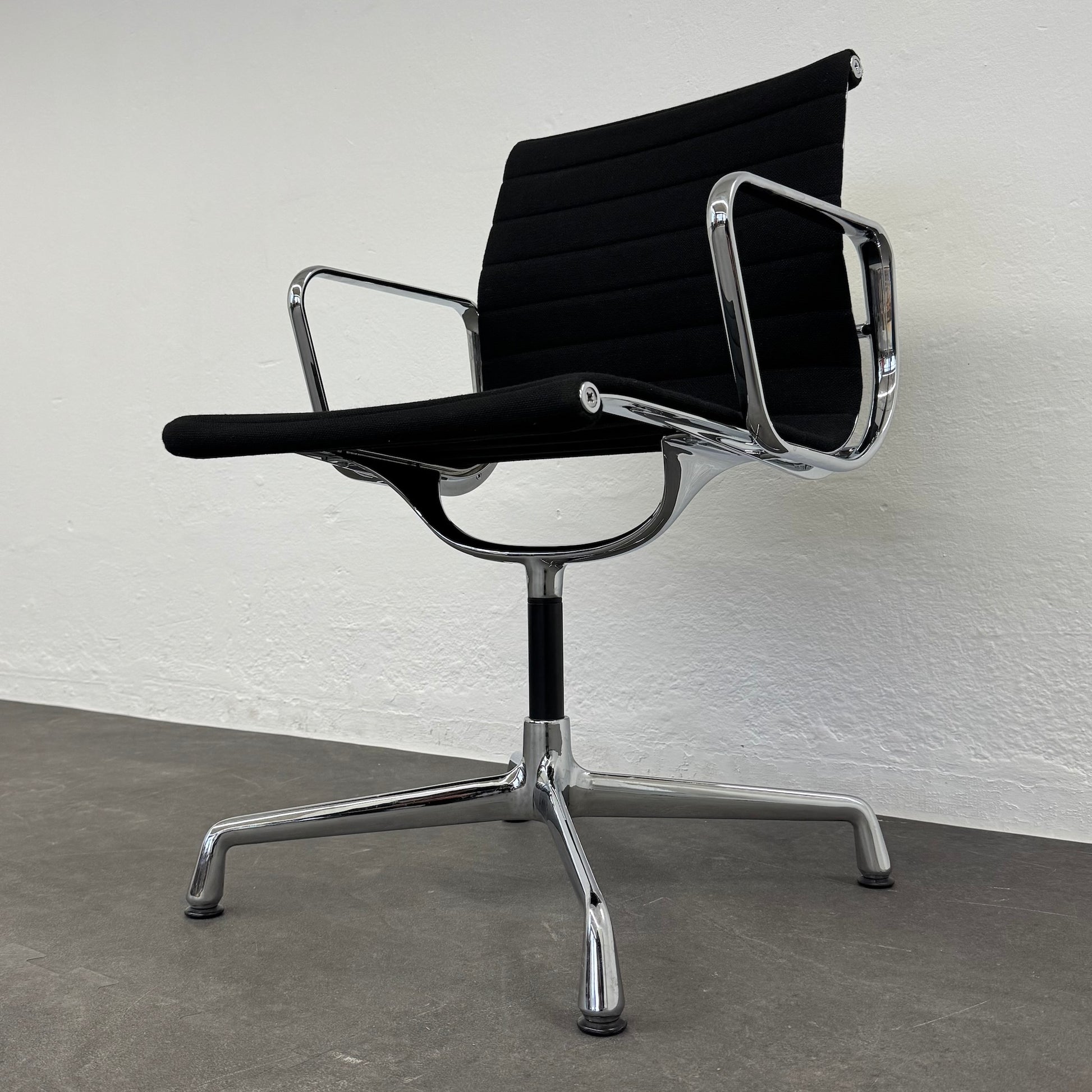 Vitra Eames Alu Chair EA104 Hopsakbezug Ansicht von unten rechts - 6038769