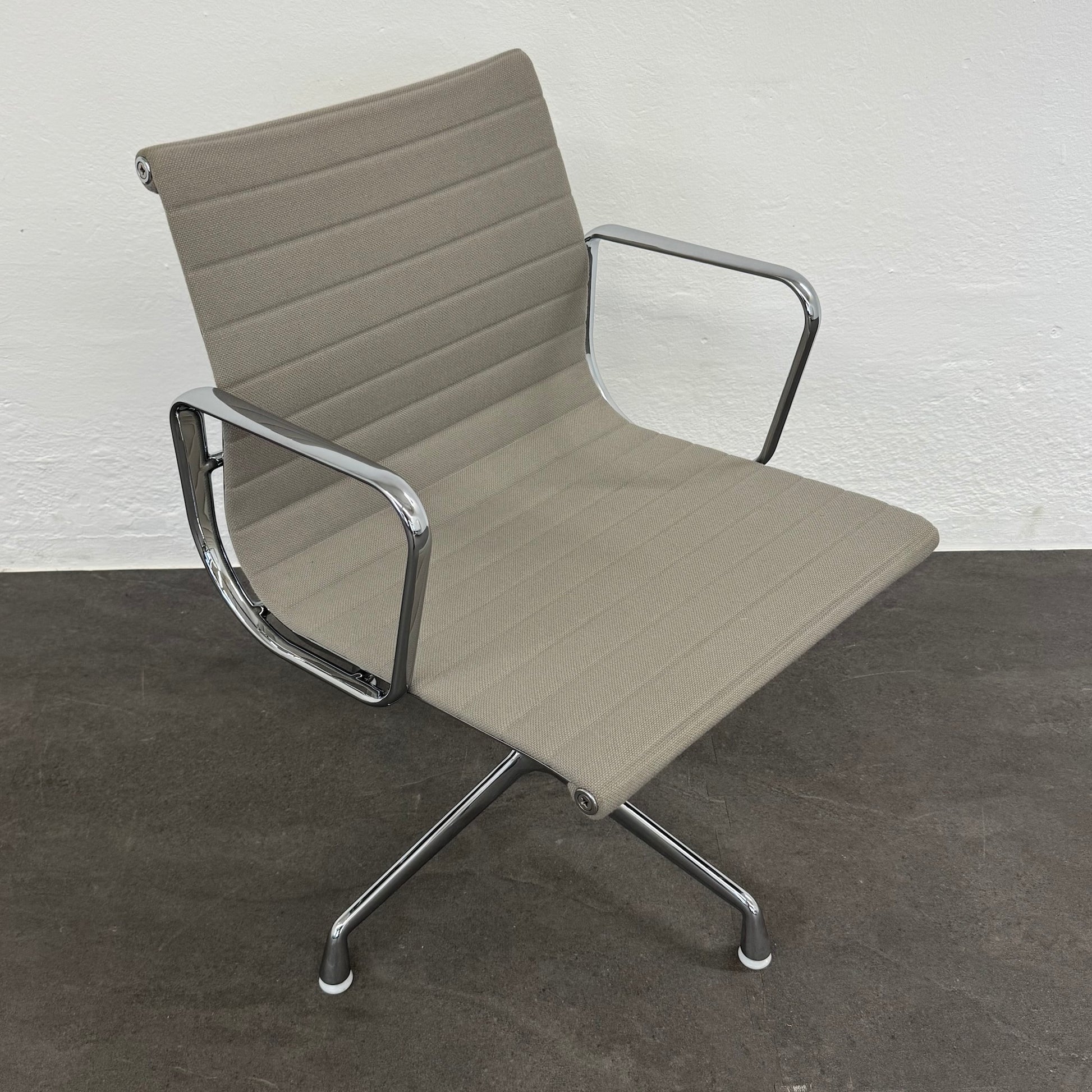 Vitra Eames Alu Chair EA108 Hopsakbezug mit Armlehnen - 6038777
