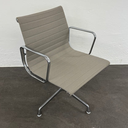 Vitra Eames Alu Chair EA108 Hopsakbezug mit Armlehnen - 6038777