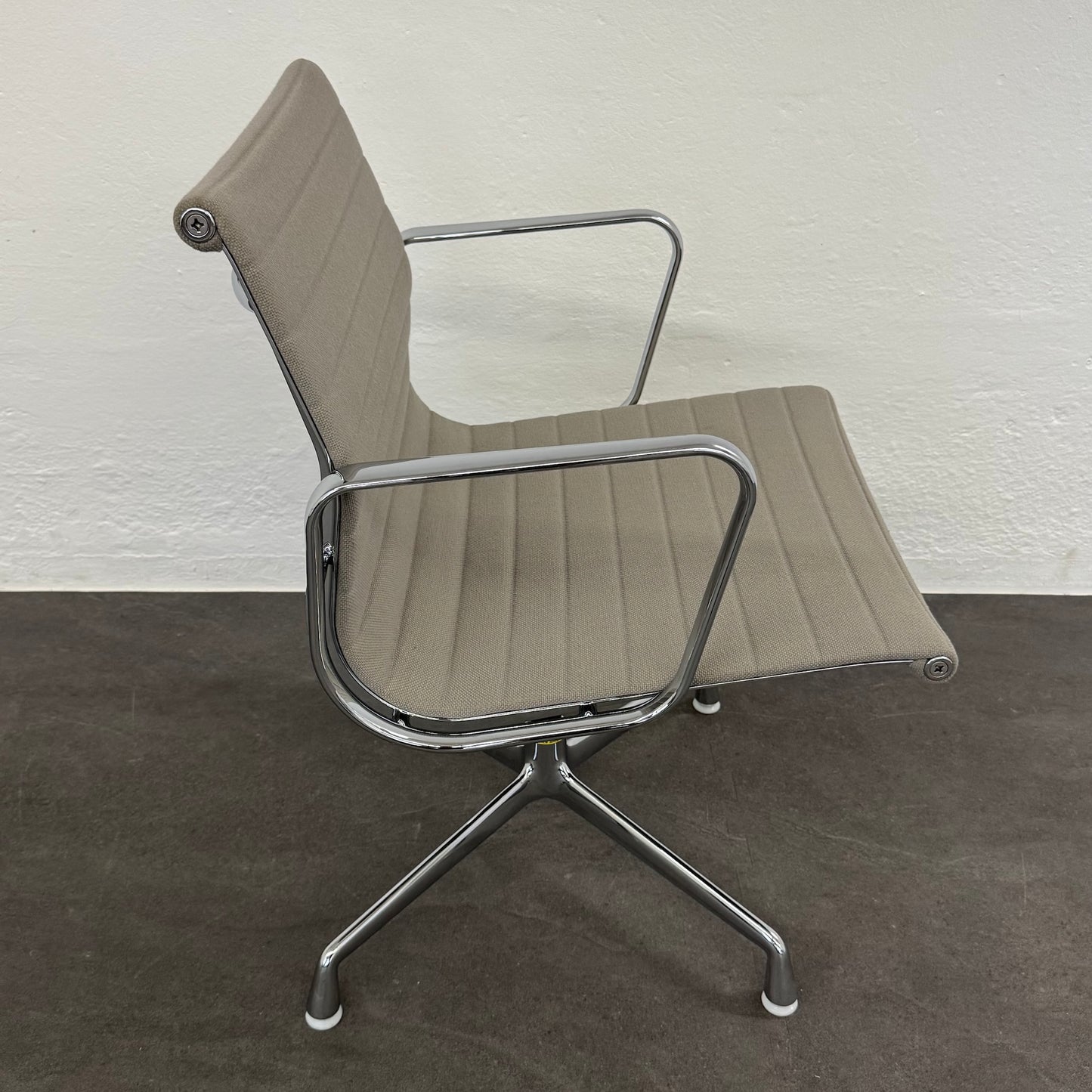 Vitra Eames Alu Chair EA108 Hopsakbezug mit Gestell Chrom glanz - 6038777