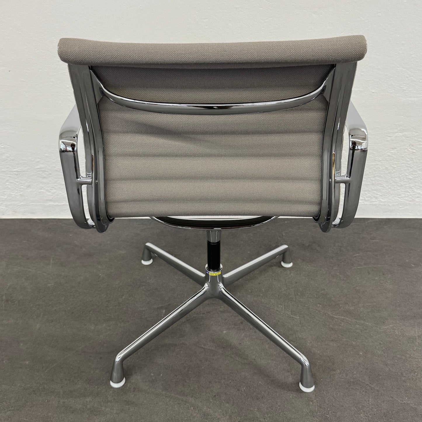 Vitra Eames Alu Chair EA108 Hopsakbezug Ansicht von hinten - 6038777