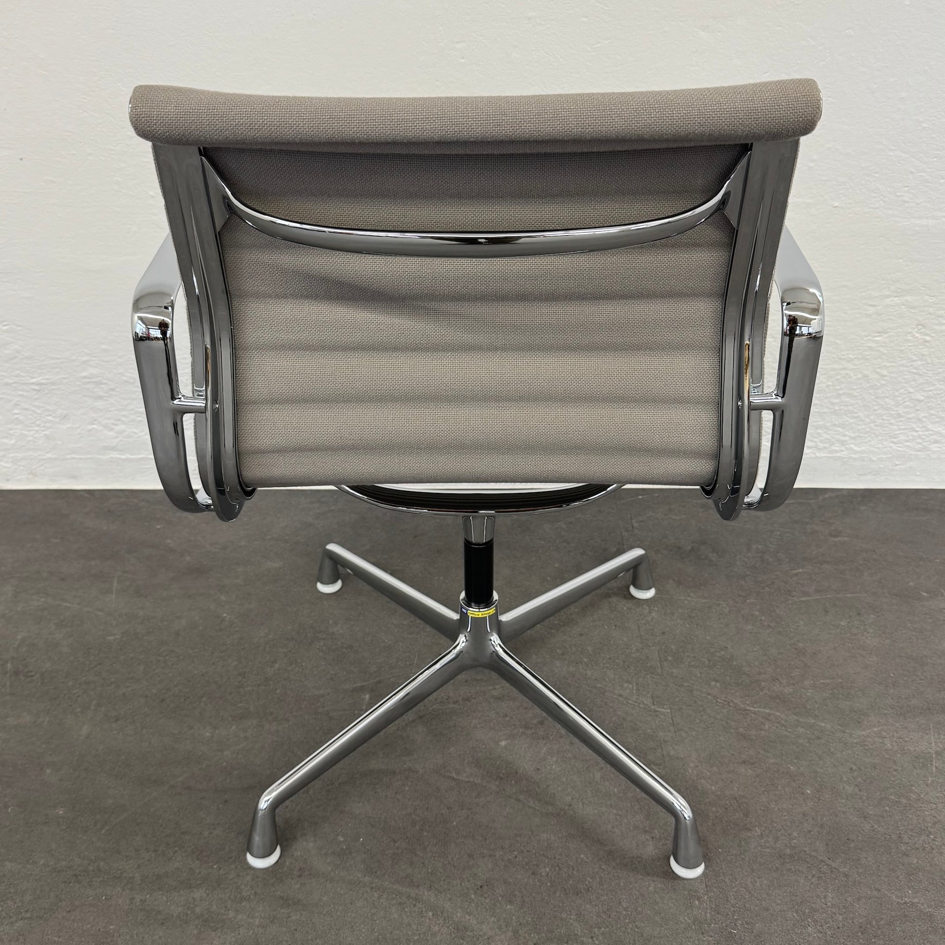 Vitra Eames Alu Chair EA108 Hopsakbezug Ansicht von hinten - 6038777