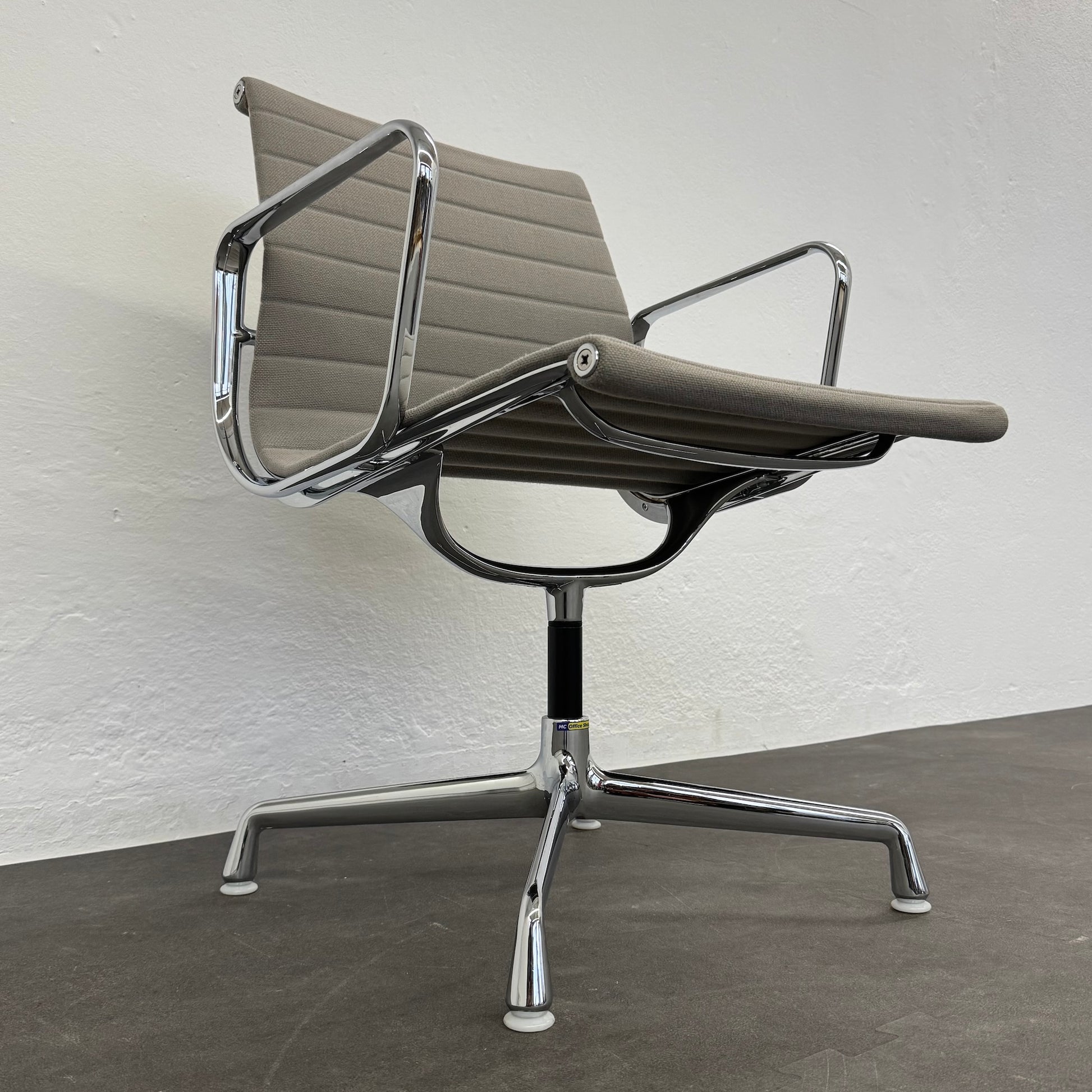 Vitra Eames Alu Chair EA108 Hopsakbezug Ansicht von unten links - 6038777