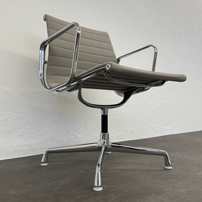 Vitra Eames Alu Chair EA108 Hopsakbezug Ansicht von unten links - 6038777