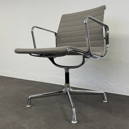 Vitra Eames Alu Chair EA108 Hopsakbezug Ansicht von unten rechts - 6038777