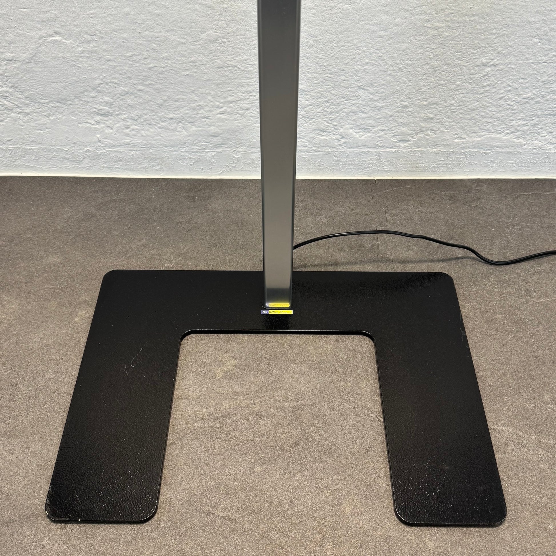 Zumtobel Basic LED Stehleuchte Detailfoto Sockel