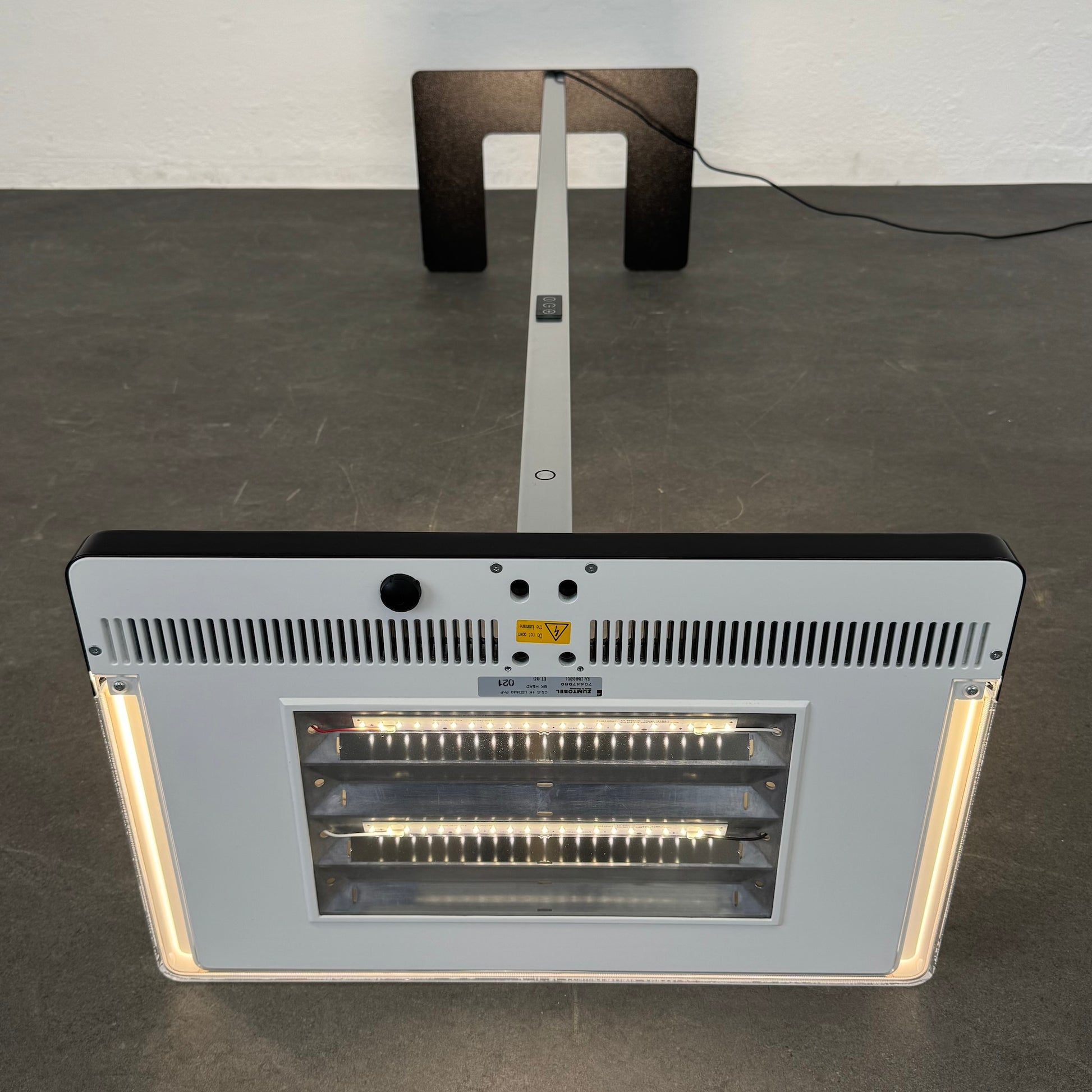 Zumtobel Basic LED Stehleuchte Detailfoto Lampenkopf von oben