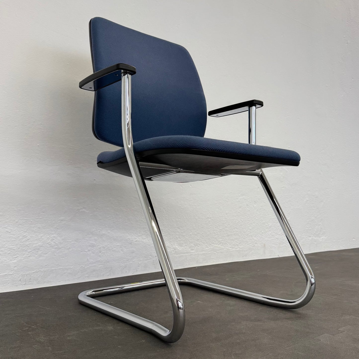 Sedus Early Bird Freischwinger seitliche Ansicht von links unten - 6038809